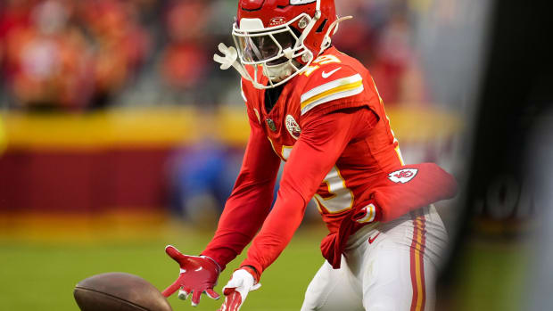 Kadarius Toney deja caer balón ante Bills.